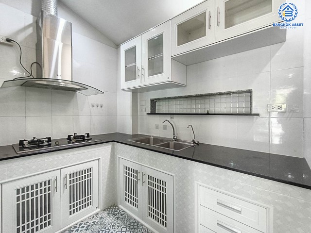 ทาวน์โฮมมือสอง ม. โกลเด้นทาวน์ วิภาวดี-แจ้งวัฒนะ สภาพดีมาก พร้อมเข้าอยู่ บนเนื้อกว่า 19 ตร.ว. 4 ห้องนอน 3 ห้องน้ำ 2 ที่จอดรถ บนทำเลศักยภาพเชื่อมต่อถนนหลายเส้นทางมาก ได้แก่ แจ้งวัฒนะ, ถนนสรงประภา, ลฯล เดินทางสะดวก ใกล้รถไฟฟ้าสถานี "หลักสี่" และ จุดขึ้นทางด่วน "ศรีสมาน"...